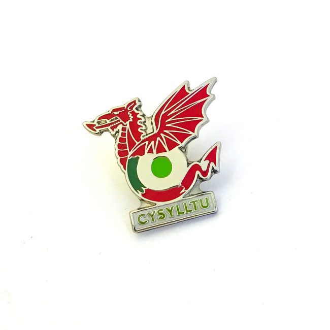 Cysylltu metal badge with red dragon on